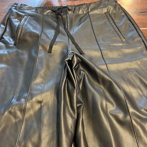 Simply vera vera wang large faux leather capri pants